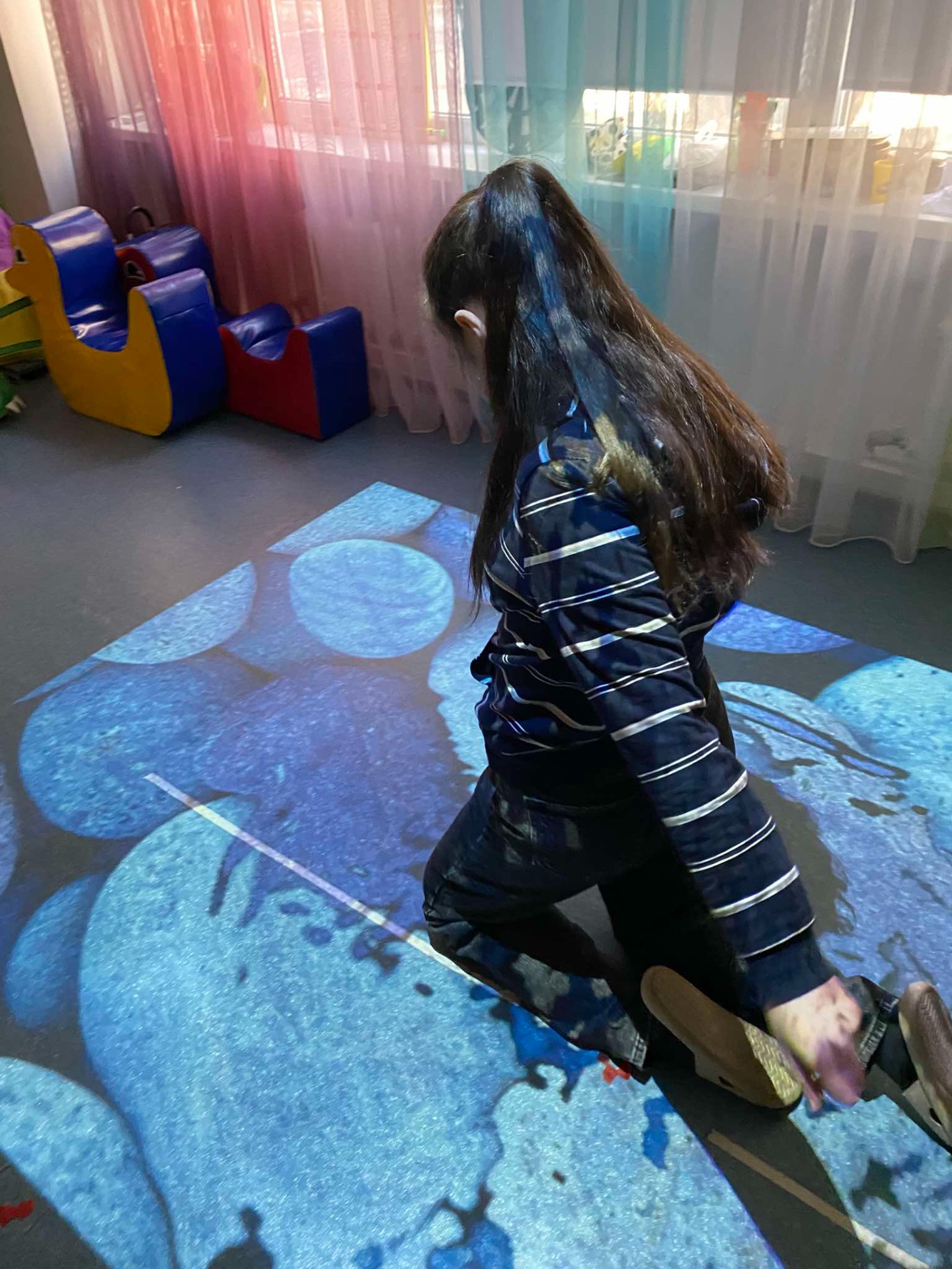 Заняття практичного психолога з використання "Живої підлоги"